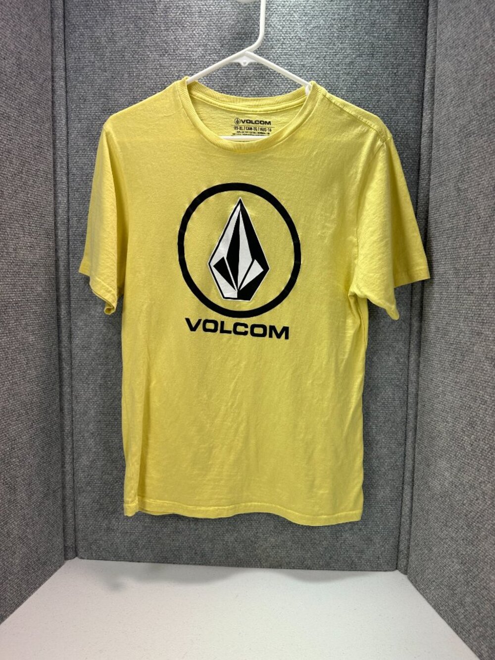 Volcom Boys Youth XL Yellow Circle Stone Logo T-Shirt Skate Surf 100% Cotton